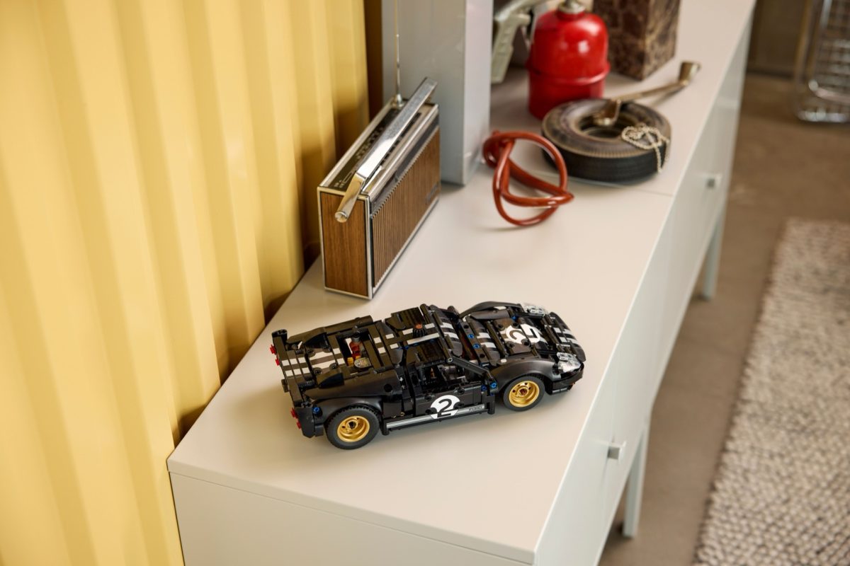 LEGO Technic 42223 1966 Ford GT40 MKII 11 1200x800