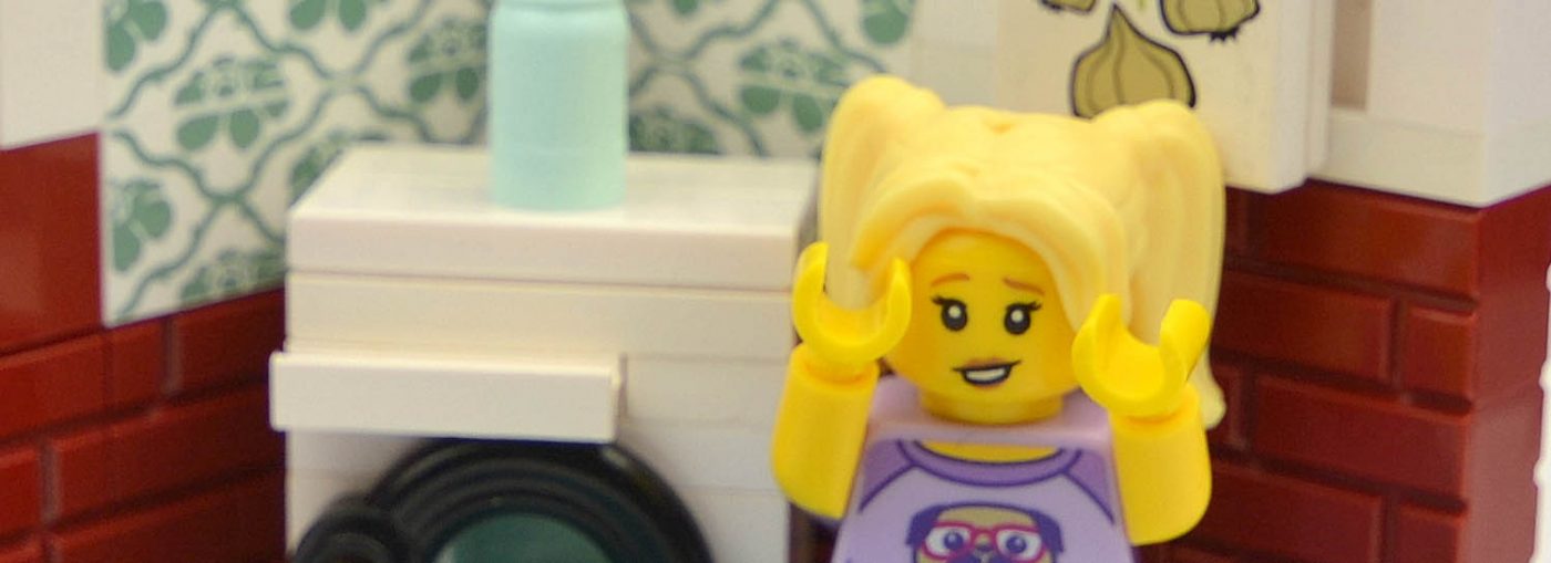 LEGO Collectible Minifigures Series 16 Vignettes: The Babysitter